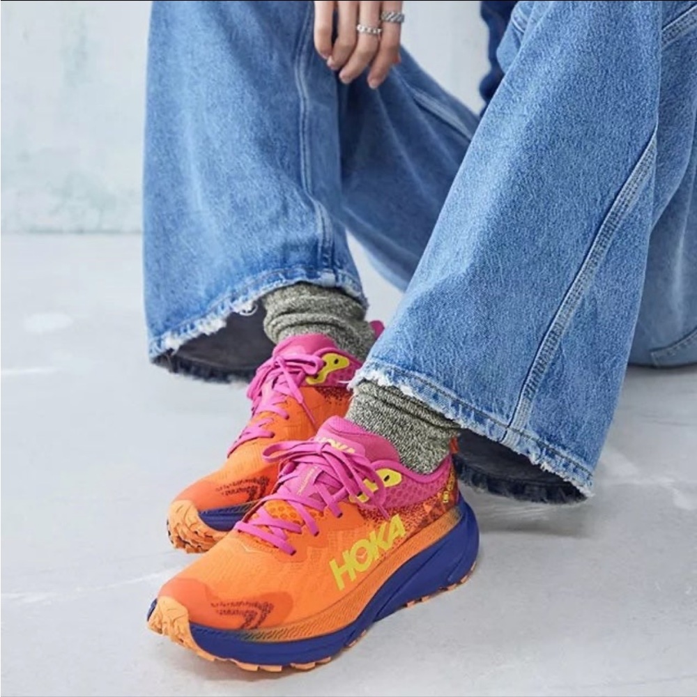 Hoka Women’s Challenger ATR 7 GTX Vibrant Orange/Pink Yarrow size 6 New in Box - Picture 2 of 8